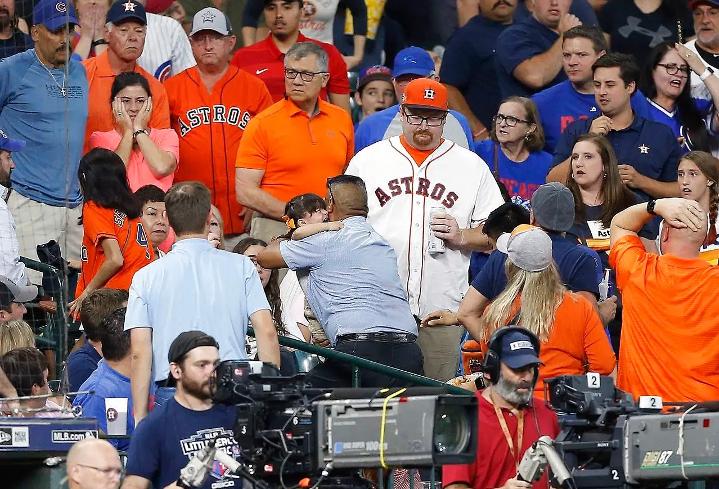 HOUSTON, TEXAS - MAY 29: A young child is rushed from the stands after being injured by a hard foul ball off the bat of Albert Almora Jr. #5 of the Chicago Cubs in the fourth inning at Minute Maid Park on May 29, 2019 in Houston, Texas. Bob Levey/Getty Images/AFP == FOR NEWSPAPERS, INTERNET, TELCOS & TELEVISION USE ONLY ==Den lille pige i midten af billedet bliver taget hånd om.