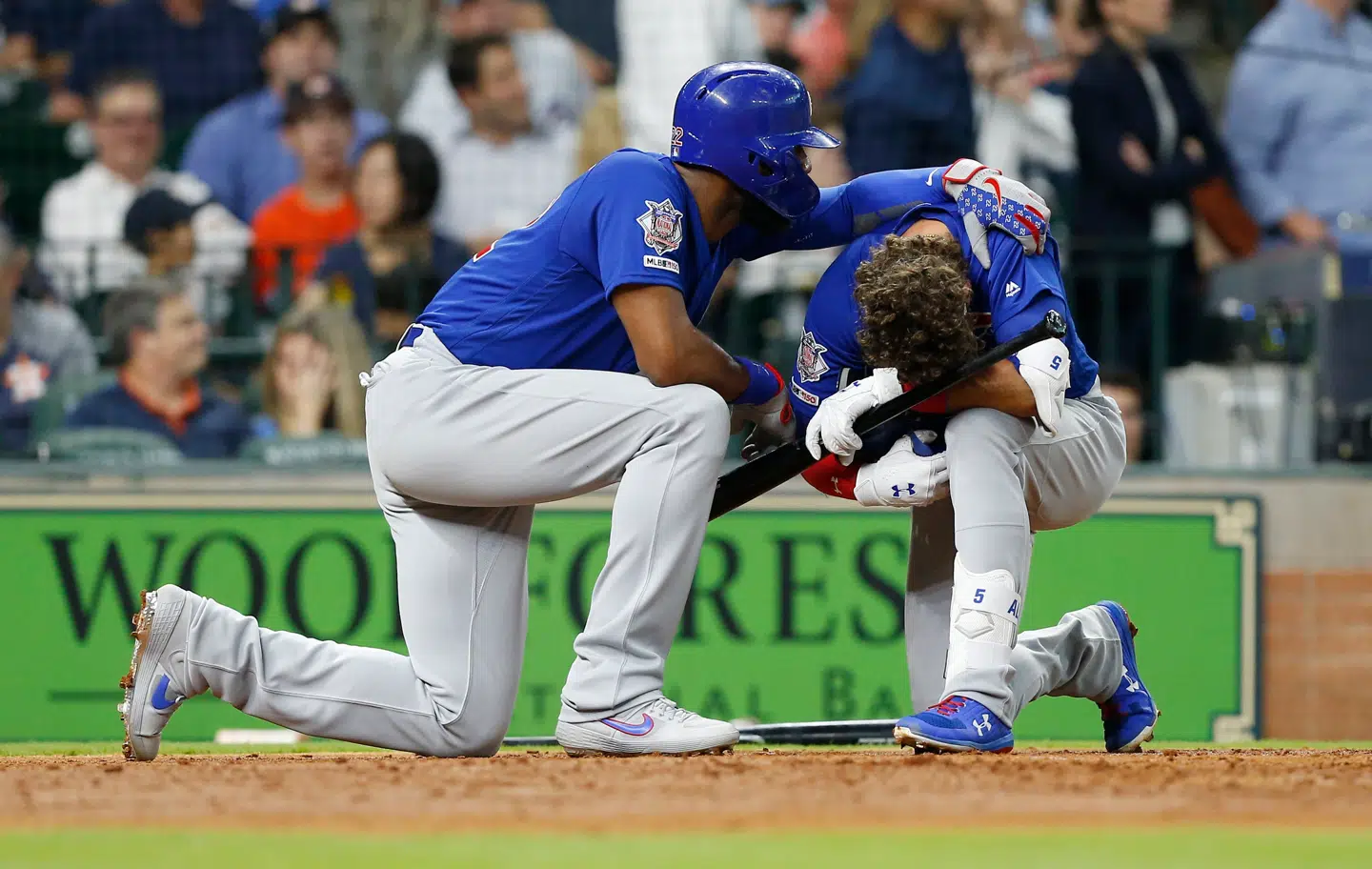 Albert Almora Jr. trøstes af Jason Heyward.