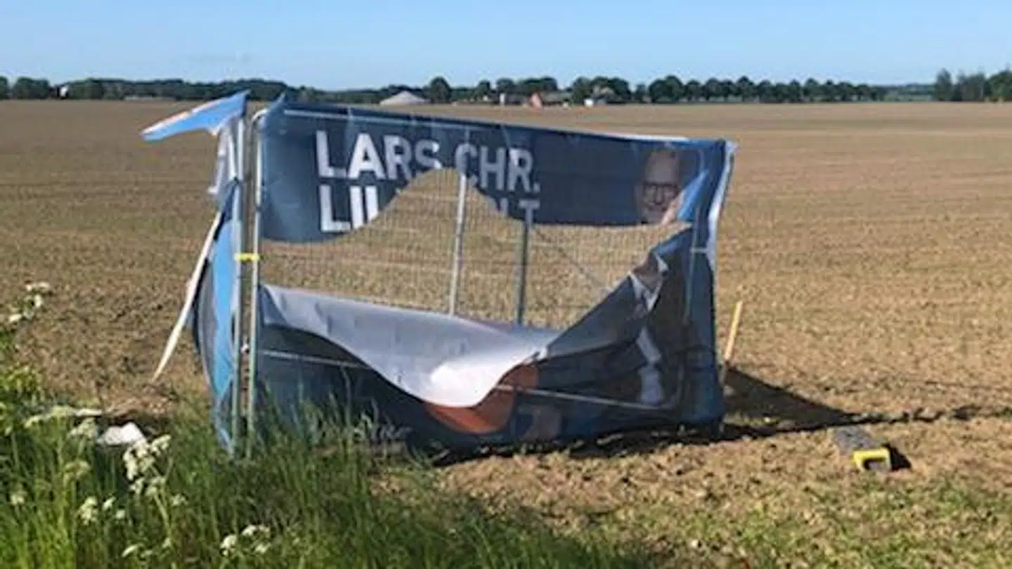 Et af Lars Chr. Lilleholts (V) ødelagte bannere på Fyn.