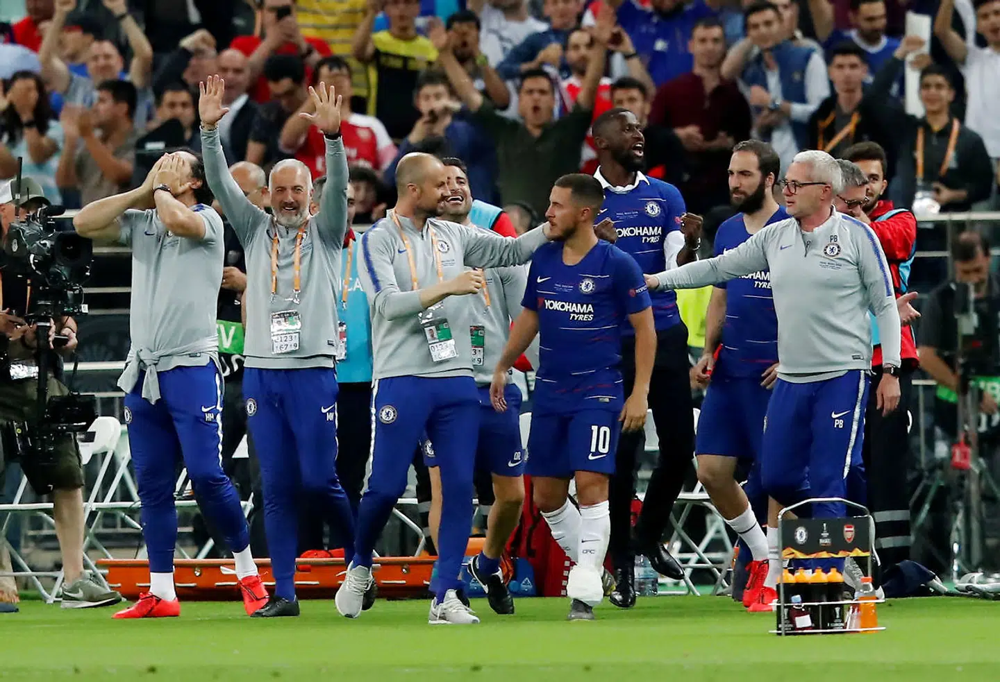 Chelsea-bænken jubler over triumfen i Europa League.