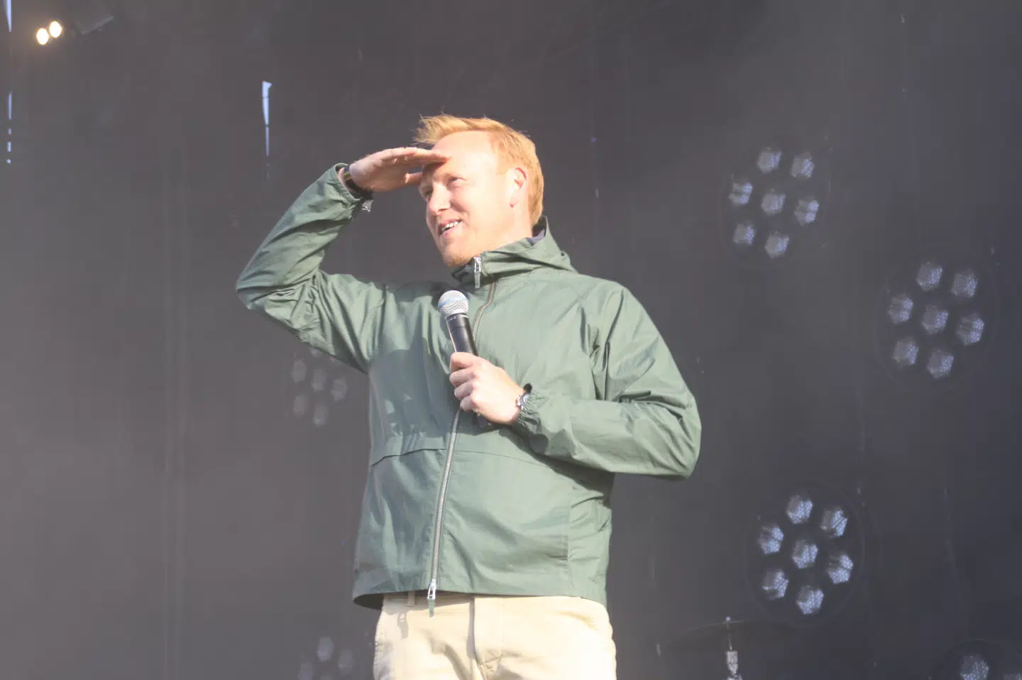 Anders Breinholt er vært på hovedscenen i Jelling.