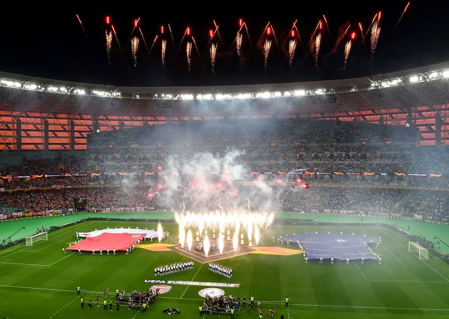 Der er langt fra banen og indtil stadion i Baku.