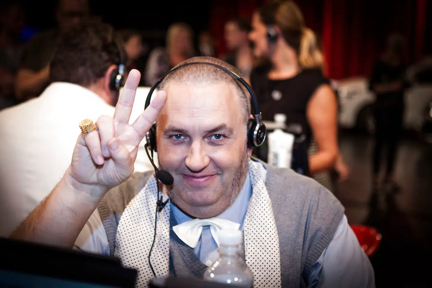 Master Fatman, sidder ved telefonen til 'Knæk Cancer'-show på TV2 i 2015.