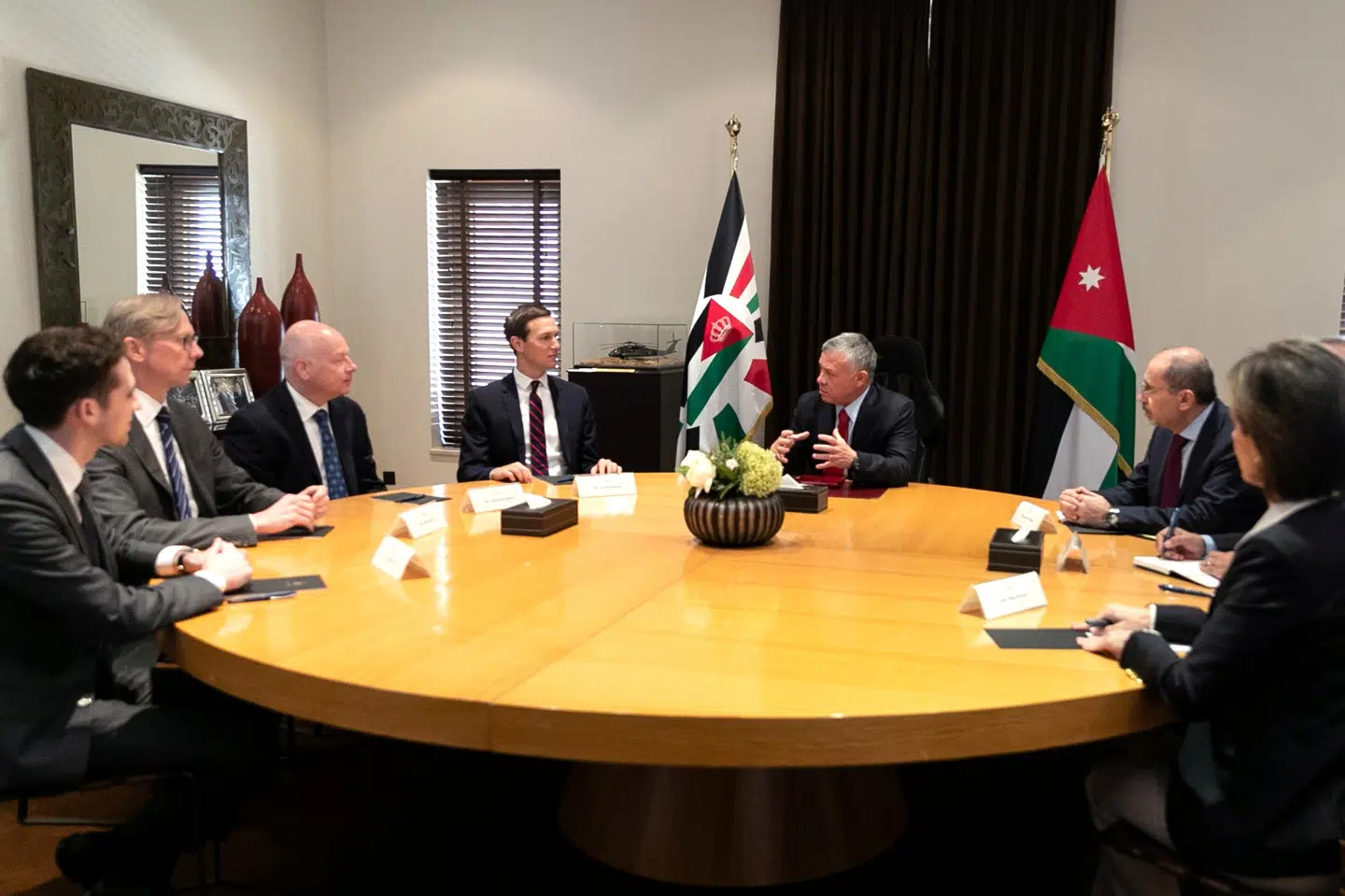 Jordans kong Abdullah (i midten) mødtes torsdag med præsident Trumps seniorrådgiver Jared Kushner i Amman. Yousef Allan/Reuters