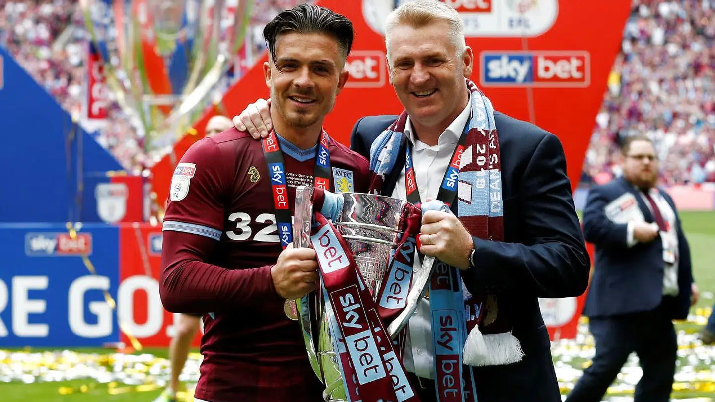 Jack Grealish og manager Dean Smith med pokalen. Hvis man kigger godt efter, kan man se et lille skramme over fodboldspillerens venstre øje.