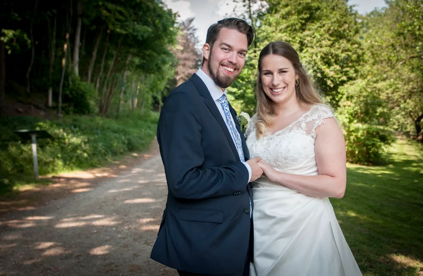 Michael og Kathrine fotograferet ved deres bryllup i sommer.