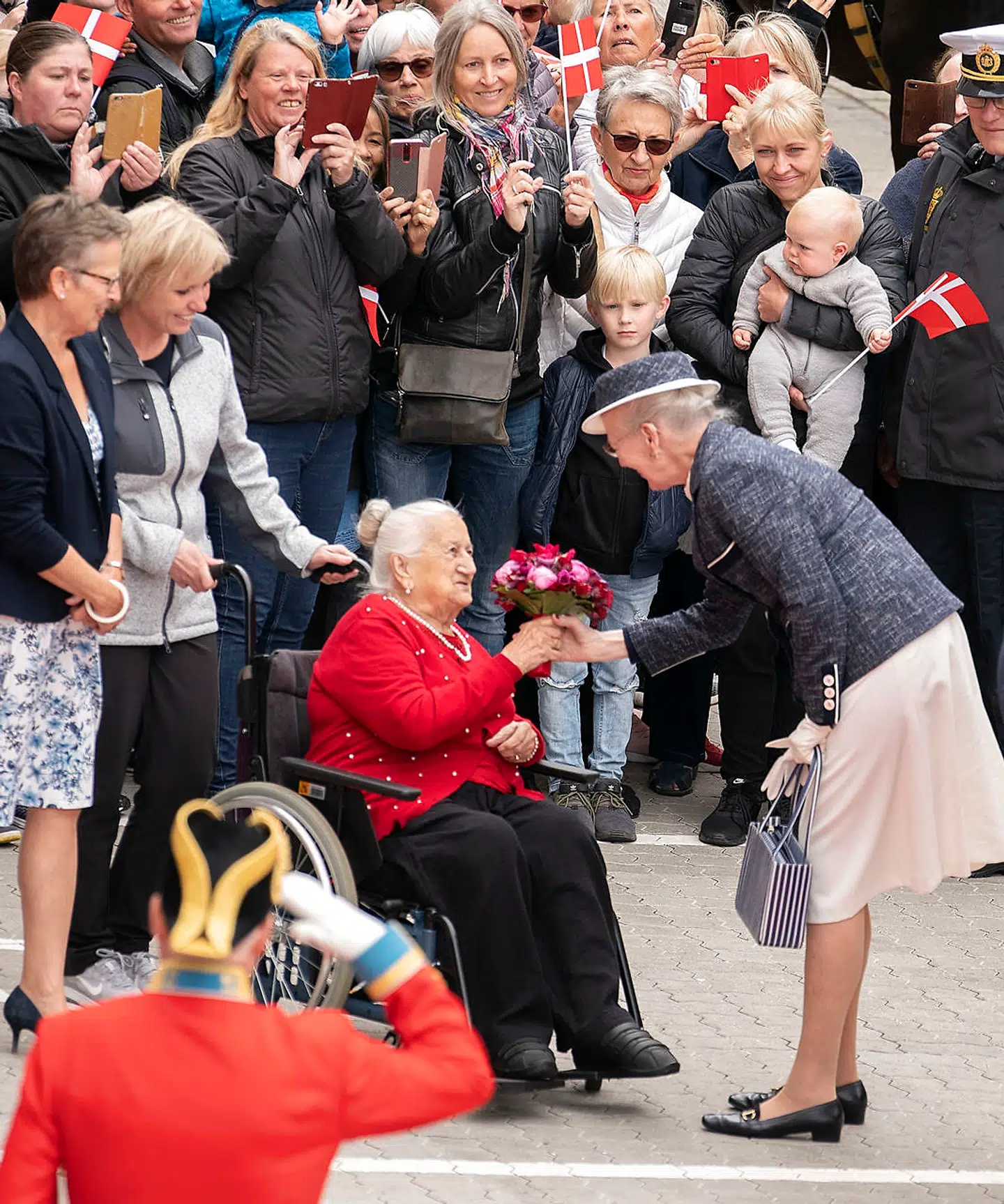 Dronning Margrethe får blomster overrakt af Ellen Grethe Kristiansen ved ankomsten til Center for Sundhed, Træning og Rehabilitering.