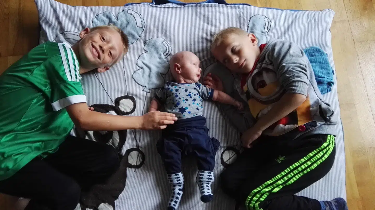 Benjamin med sine to ældre brødre