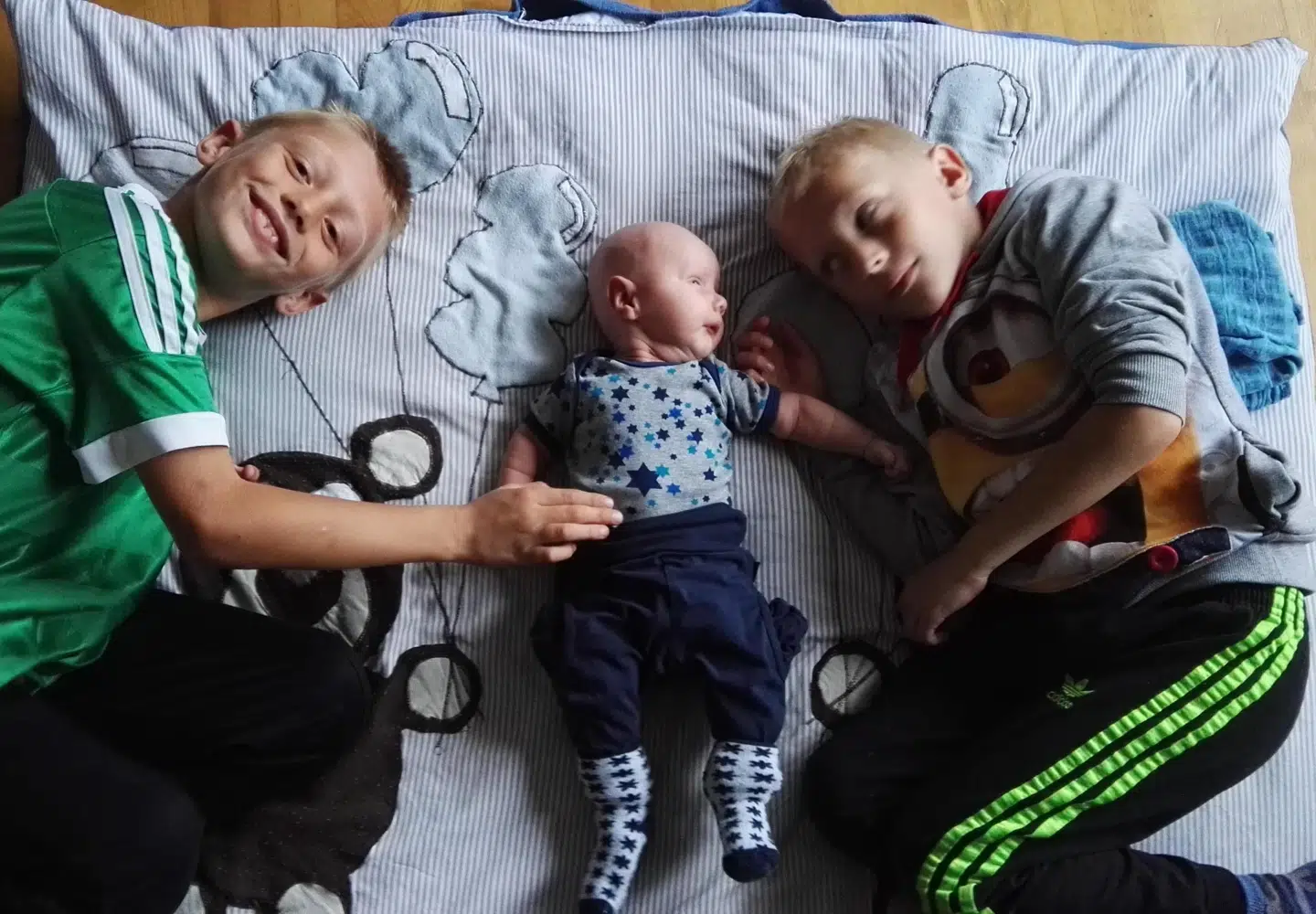 Benjamin med sine to ældre brødre