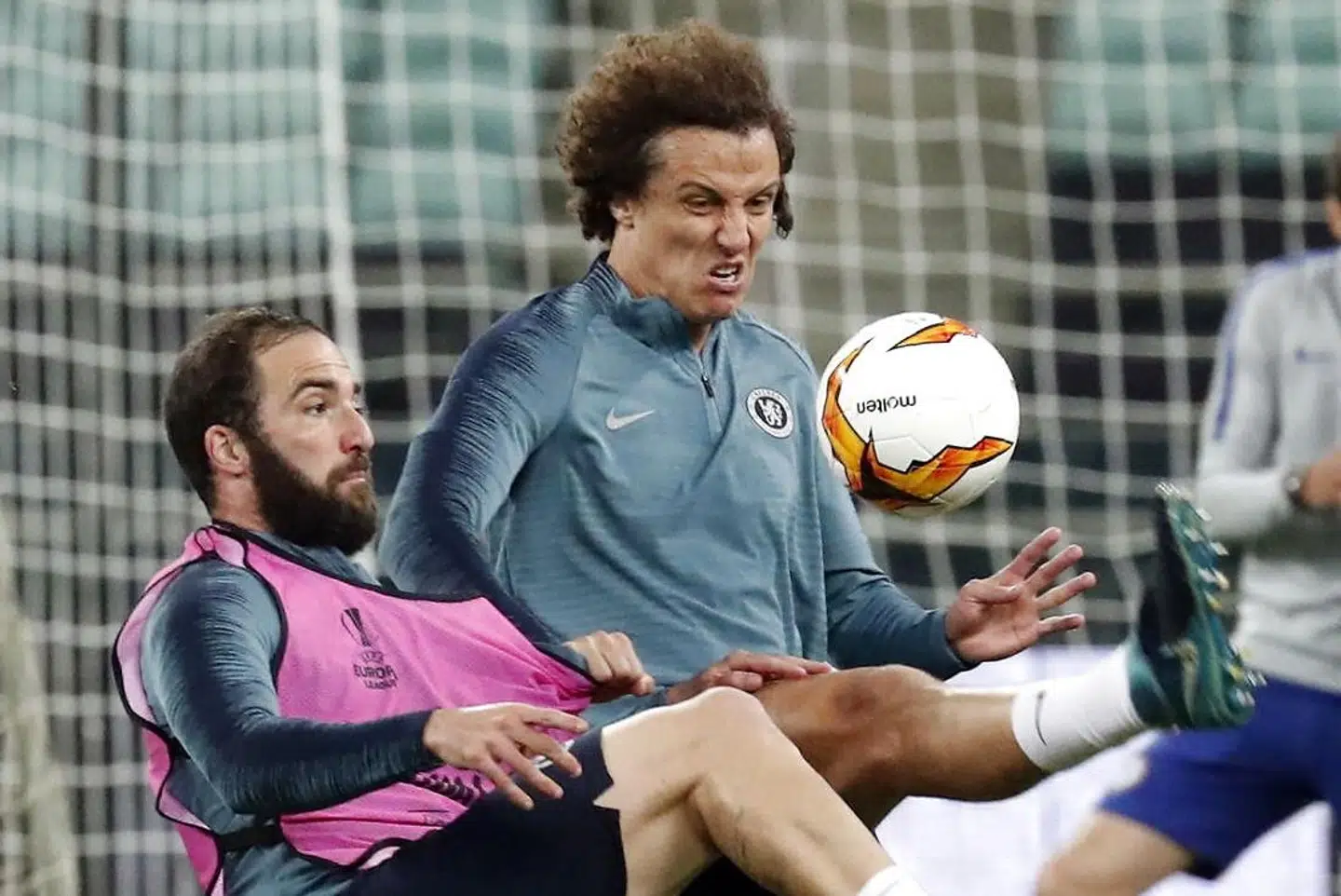 Gonzalo Higuain og David Luiz røg i kødet på hinanden.