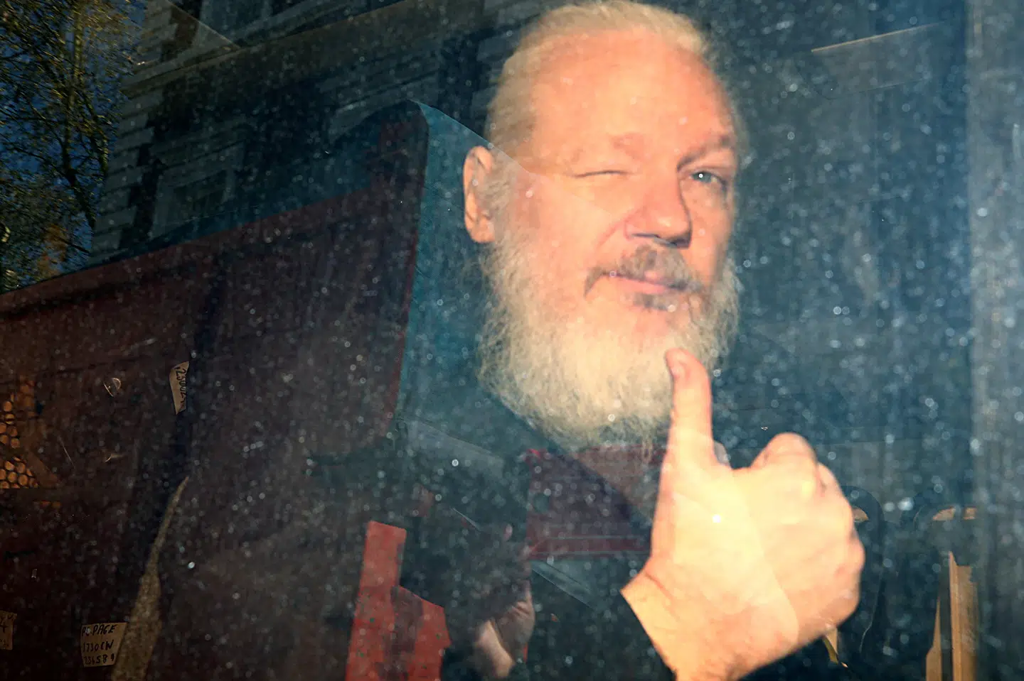 Stifteren af WikiLeaks, Julian Assange, i en retssal i London tidligere på måneden. Assange, er blevet indlagt på sygeafdelingen i Belmarsh-fængslet i London. Det oplyser hans svenske advokat Per E. Samuelson ifølge TT. Hannah McKay/Reuters