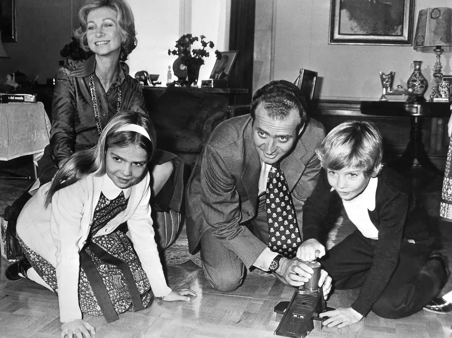 Den spanske kongefamilie blev hurtigt populære efter at Juan Carlos bestog tronen i 1975. Billedet her stammer fra 1976.