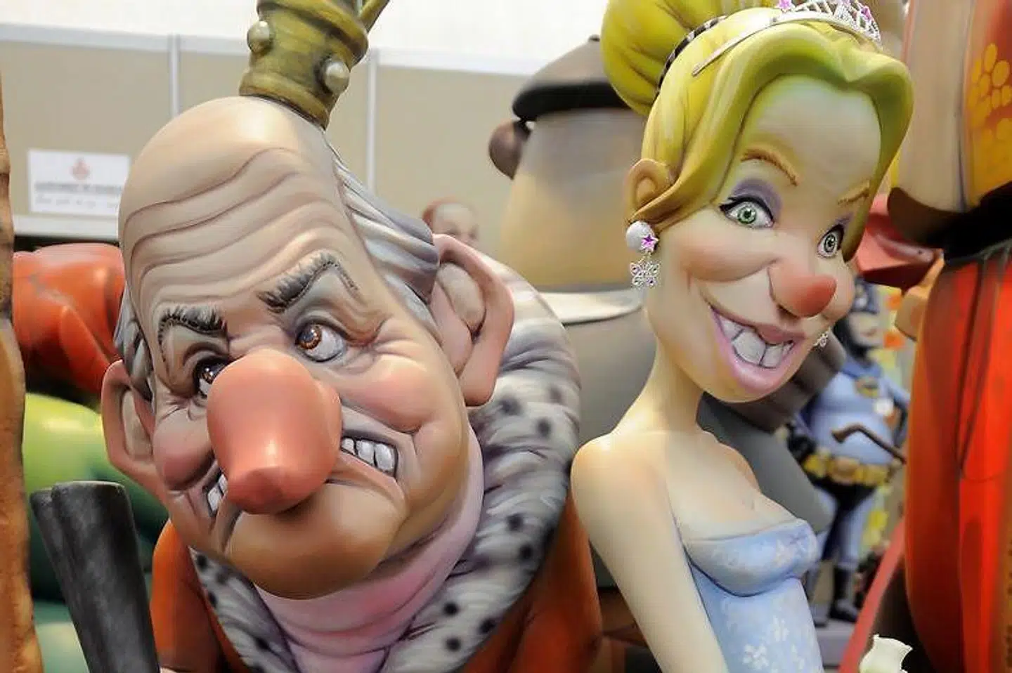 Under den årlige satire-hyldest i Valencia, valgte man i 2014 at udstille kong Juan Carlos og hans halvt danske elskerinde i papmache, for senere at brænde dem på bålet.