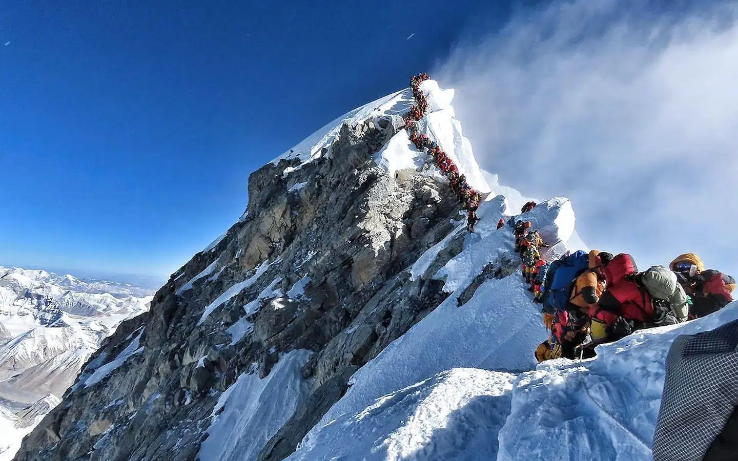 Billedet, som allerede er blevet ikonisk, er fra 22. maj i år, hvor et rekordstort antal mennesker forsøgte at bestige Mount Everest. 'Myldretiden' på verdens højeste bjerg menes at være skyld i flere dødsfald.