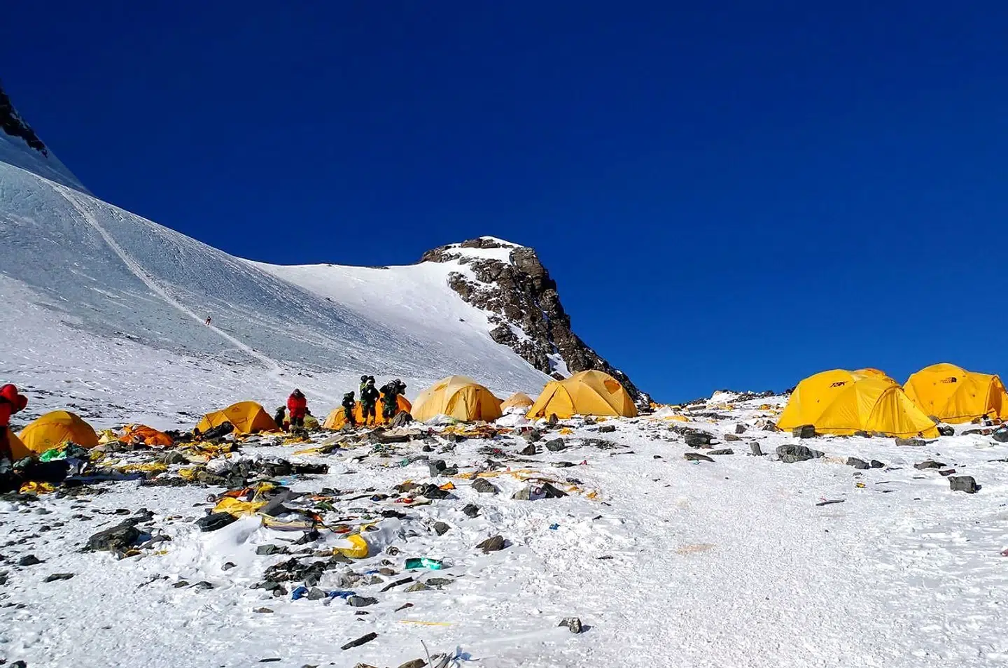 Bjergbestigerne efterlader bjerge af affald. Billedet er taget 21. maj i år i lejr 4 på Mount Everest.