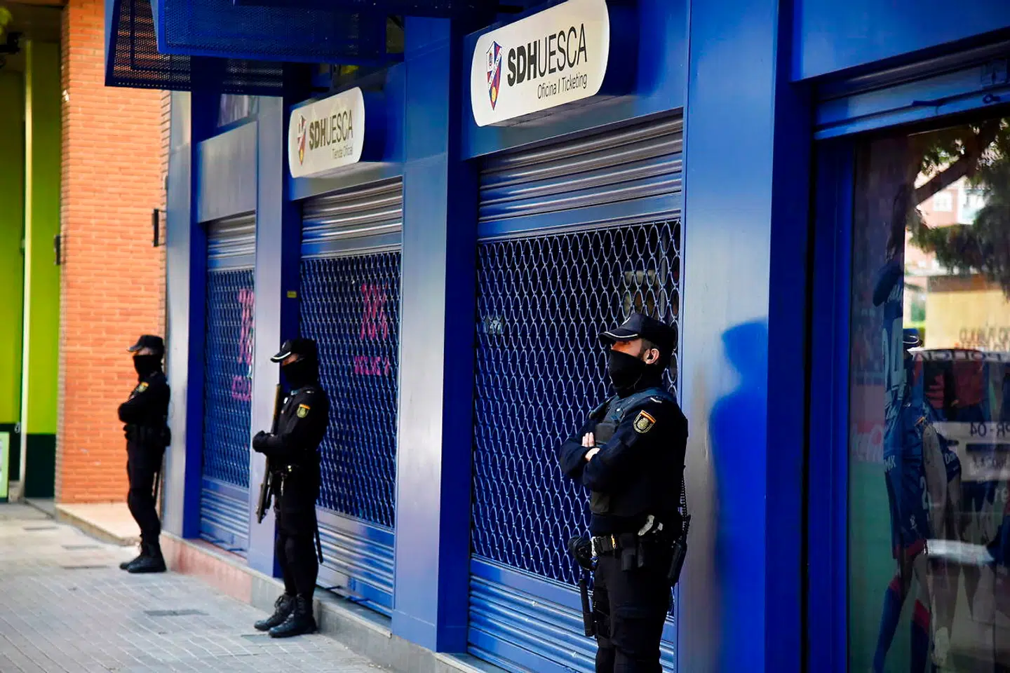 Spanske politifolk foran SD Huescas lokaler.