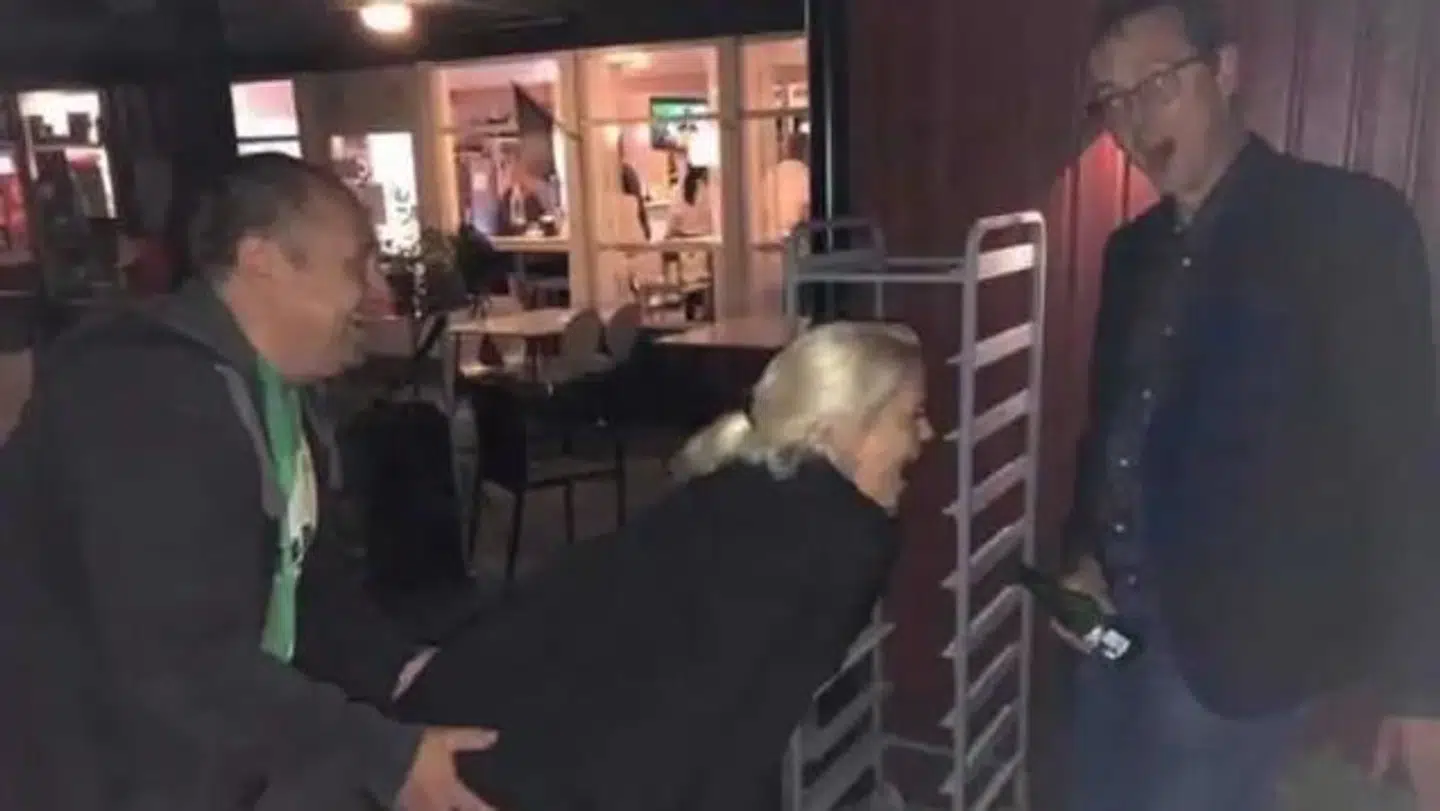 De tre svenske lokalpolitikere Emilie Pilthammar (i midten) og Niklas Joelsson (th) og Peter Thyrén (tv) er færdige i politik efter dette foto.