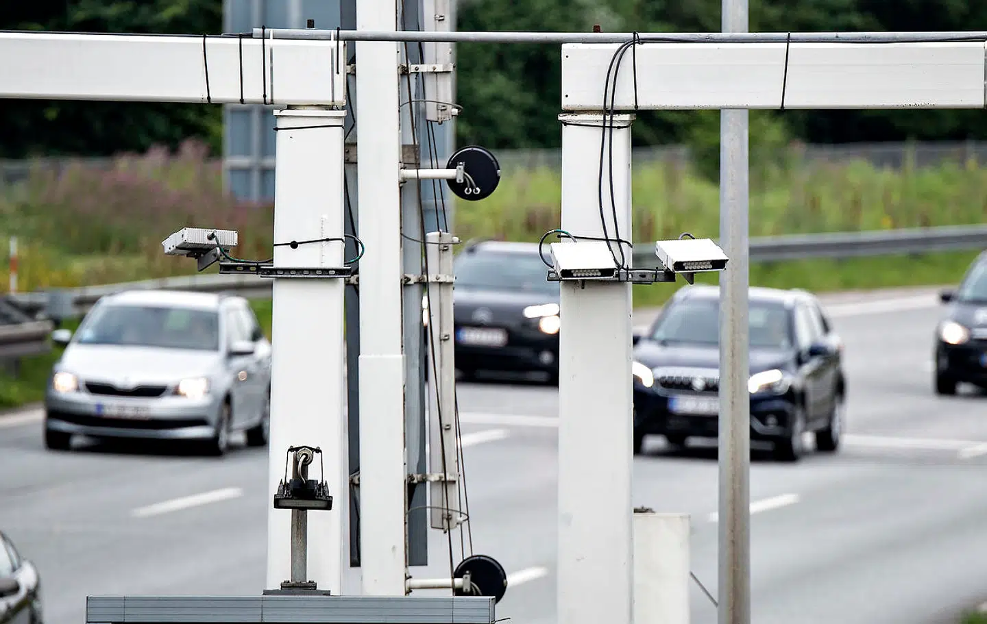 Rigspolitiet har monteret faste kameraer til automatisk nummerpladegenkendelse ved trafikknudepunkter og grænseovergange. Der er monteret 106 stationære kameraer på 24 lokationer fordelt rundt om i landet. Kameraerne kan genkendes på den hvide flade kasse med to linser og infrarøde lysdioder imellem.