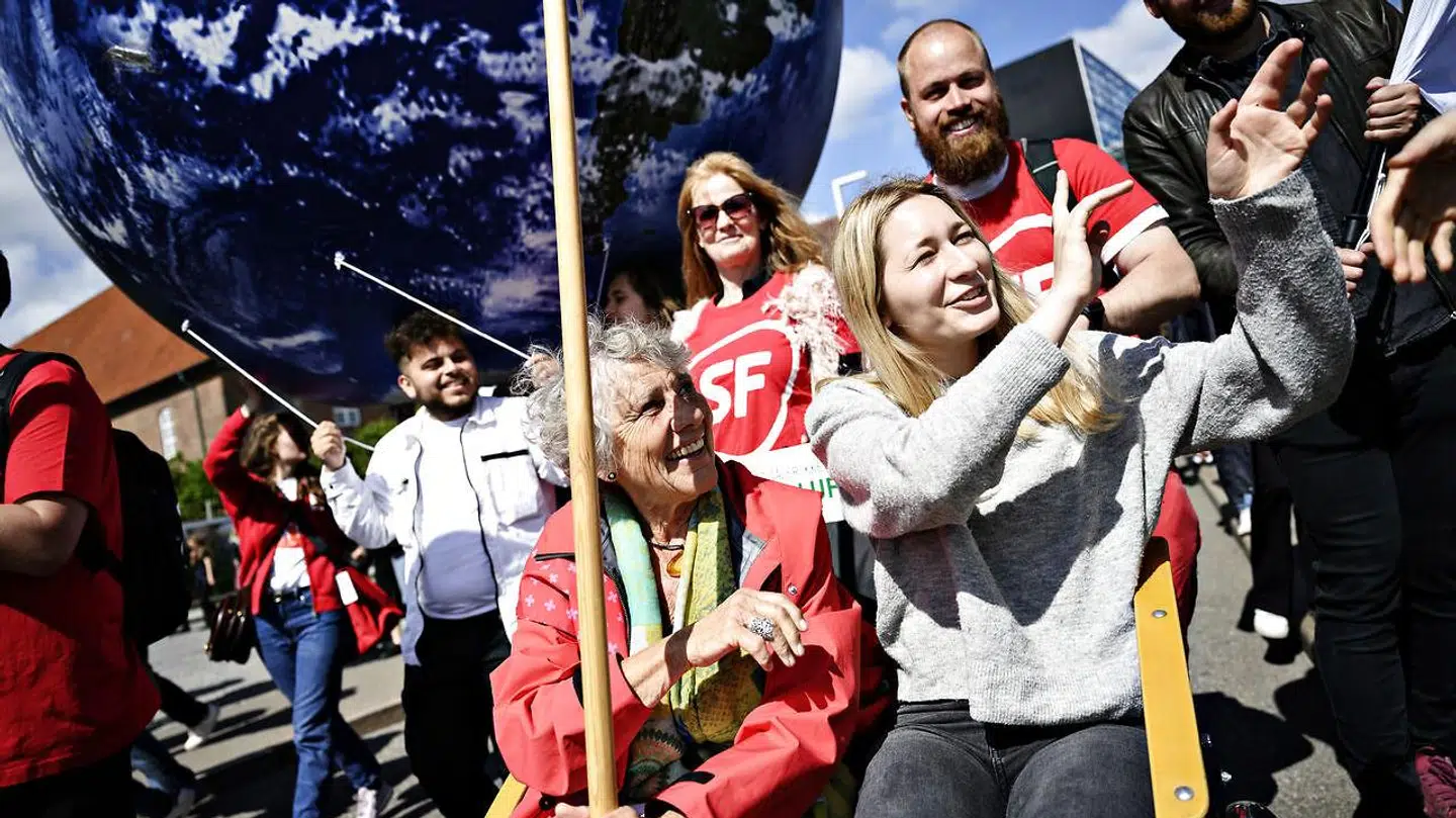 Margrete Auken og kandidat til Europa-Parlamentet Kira Marie Peter-Hansen fra SF cykler med i Folkets Klimamarch i København, lørdag den 25. maj 2019.