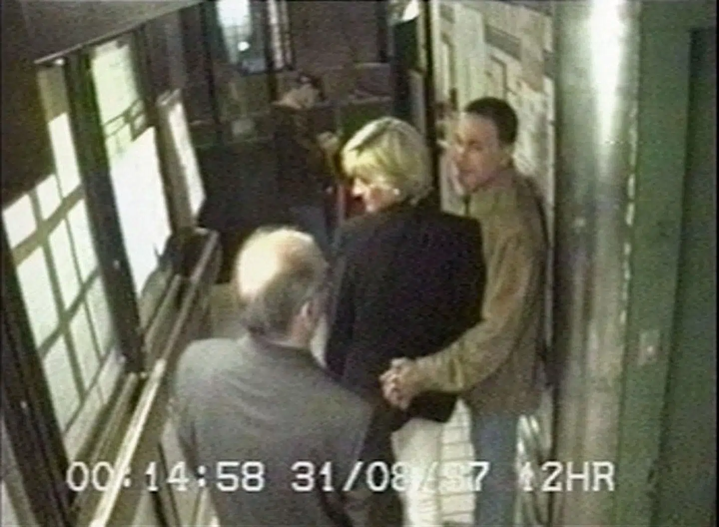 Princess Diana ( midten) and Dodi al-Fayed (th.) få minutter før deres bil forullykede i Paris.