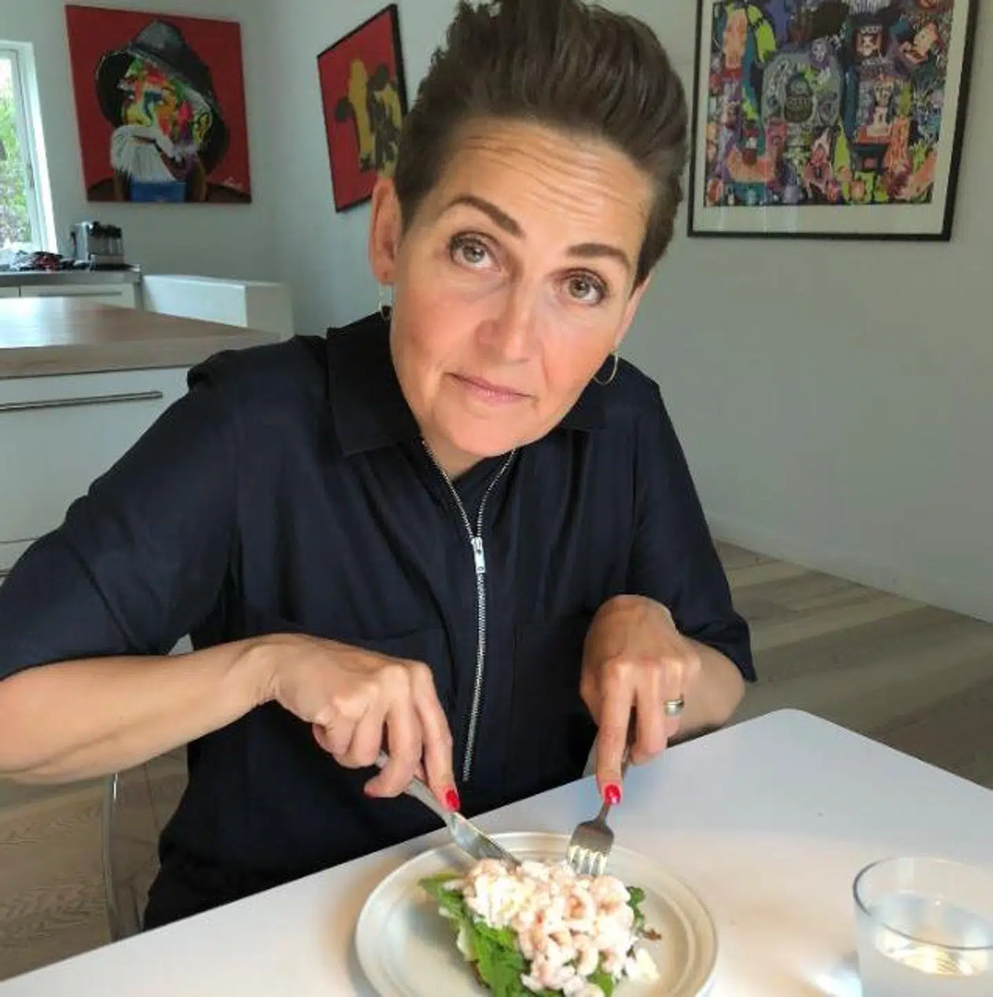 Pia Olsen Dyhr med sin frokost.