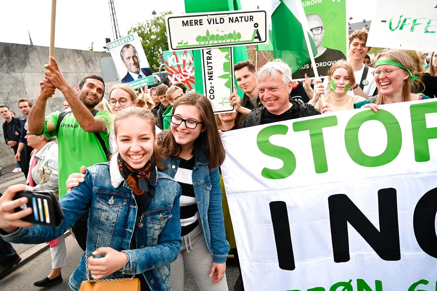 Alternativet havde medbragt en masse bannere og flag - Uffe Elbæk havde de også med.