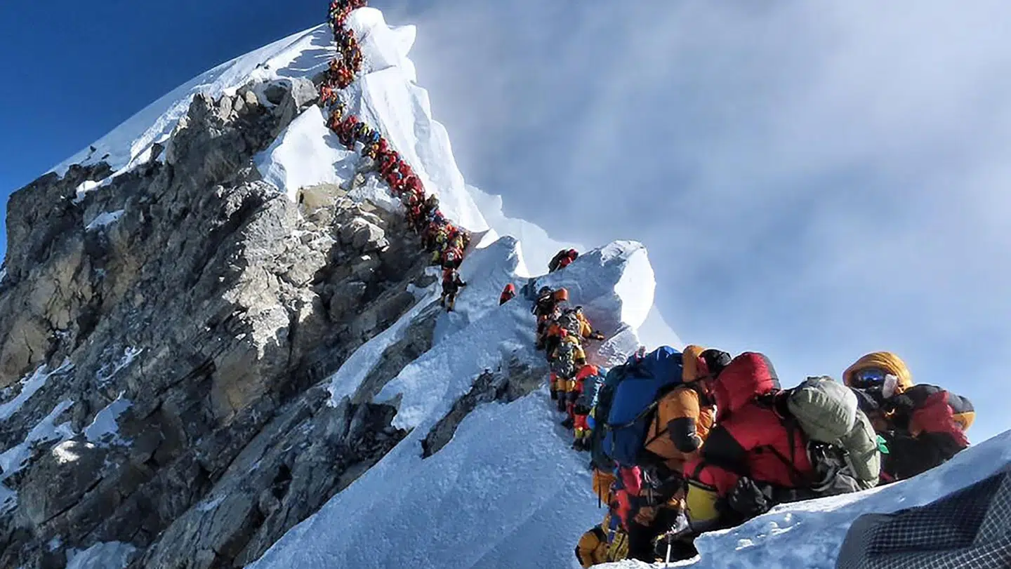 Billedet her er taget af bjergbestigeren Nirmal Purja og viser den tætpakkede kø nær Mount Everests top. Handout/Ritzau Scanpix