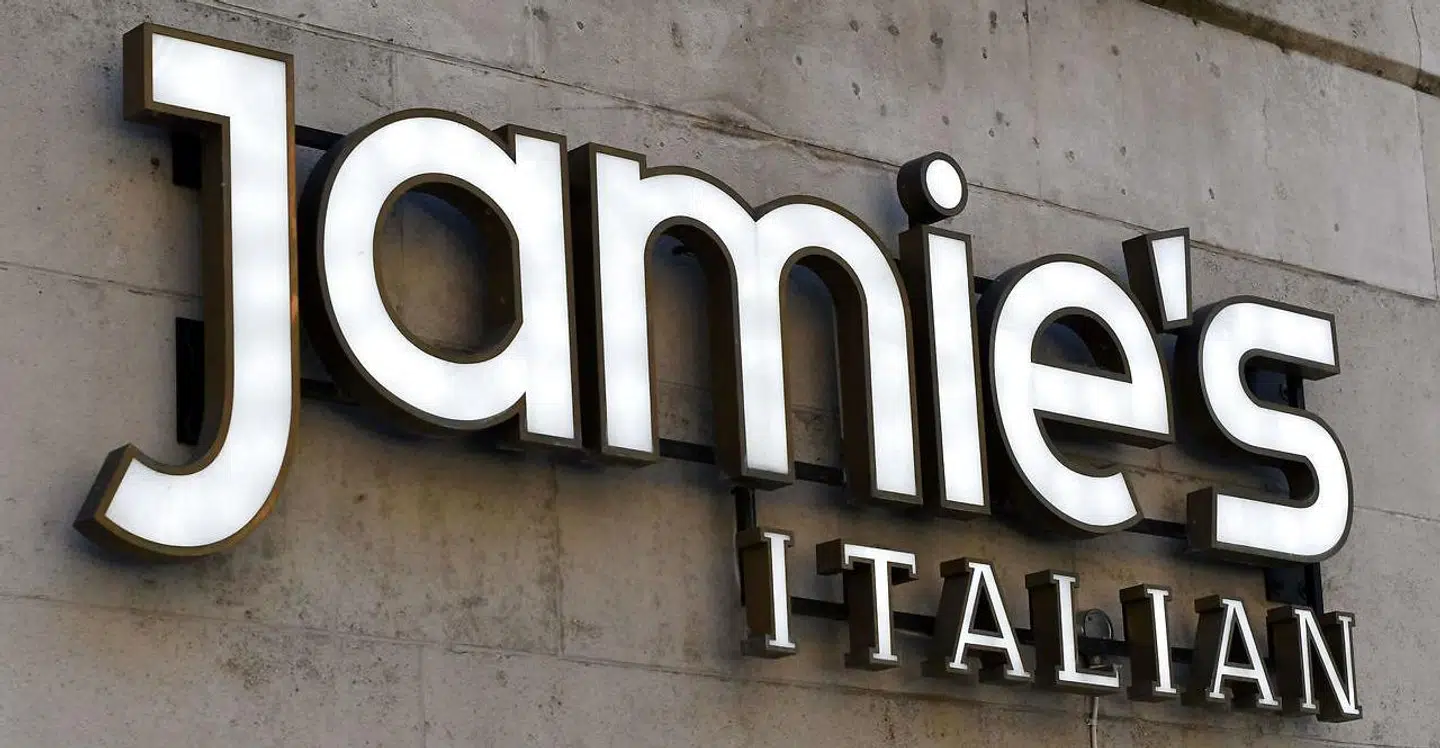 Jamie Olivers kendte restaurant 'Jamie's Italian' lukker også. (Photo by Paul ELLIS / AFP)