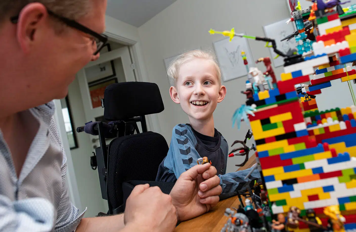 Benjamin har sammen emd sin far bygget en borg med både katapult, kørestolselevator, faldlem, tornadogenerator mv. Benjamin er den kreative hjerne, far flytter brikkerne.