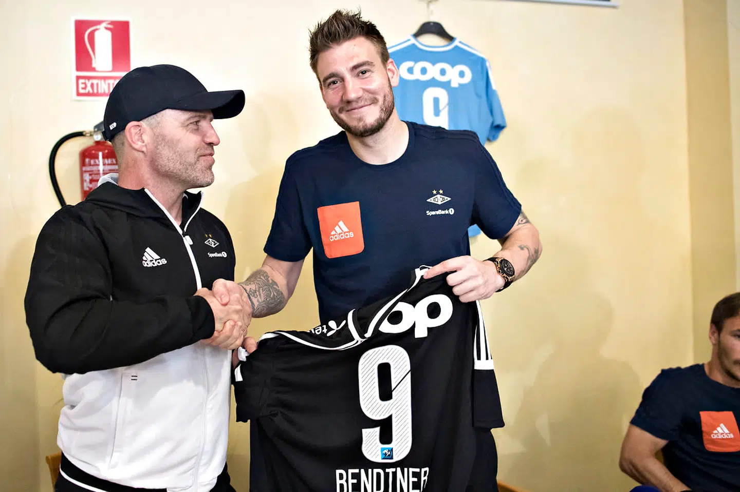 Nicklas Bendtner blev officielt præsenteret den 8. marts 2017 på et pressemøde i Marbella, hvor Rosenborg var på træningslejr. Her ses han med sportsdirektør Stig Inge Bjørnebye, der havde en stor andel i skiftet.