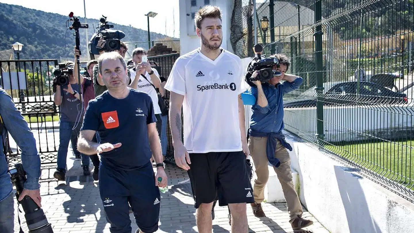 Pressen var mødt talstærkt op i Marbella i Spanien forud for Bendtners første træning med sin nye klub.