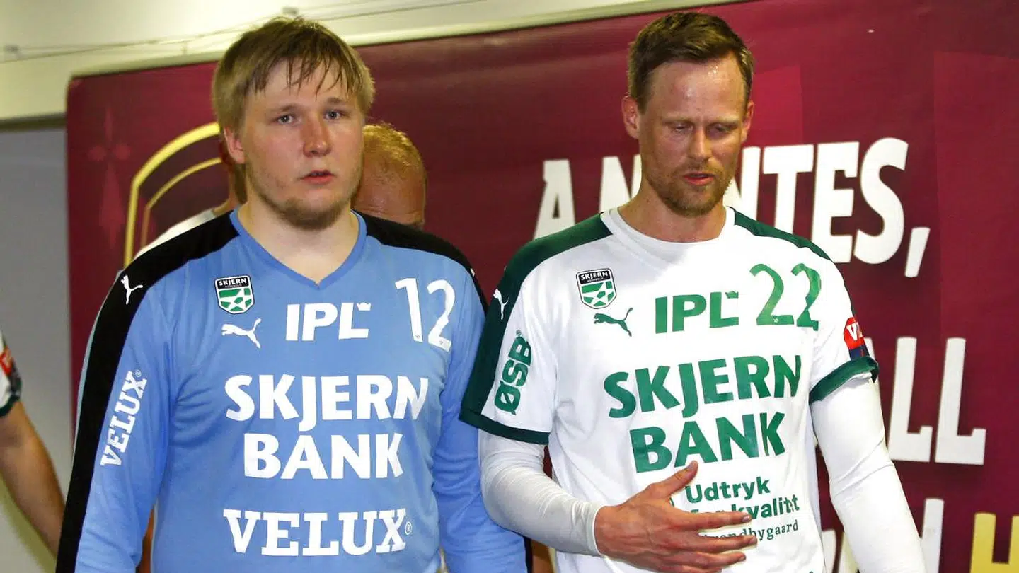 Emil Nielsen er her flankeret af holdkammerat Kasper Søndergaard, som er tidligere landsholdsspiller.