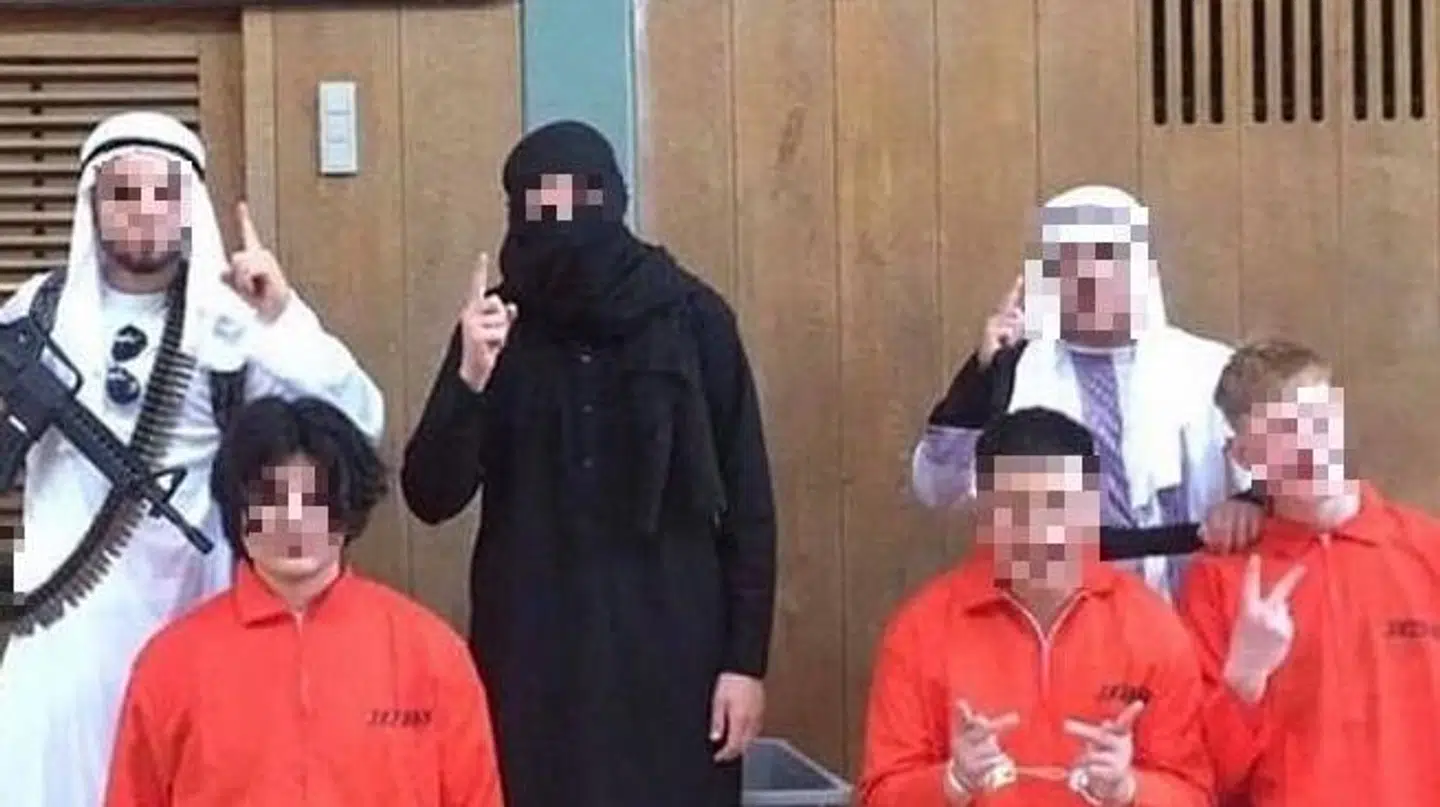 Seks elever valgt at klæde sig ud som Islamisk Stat til sidste skoledag.
