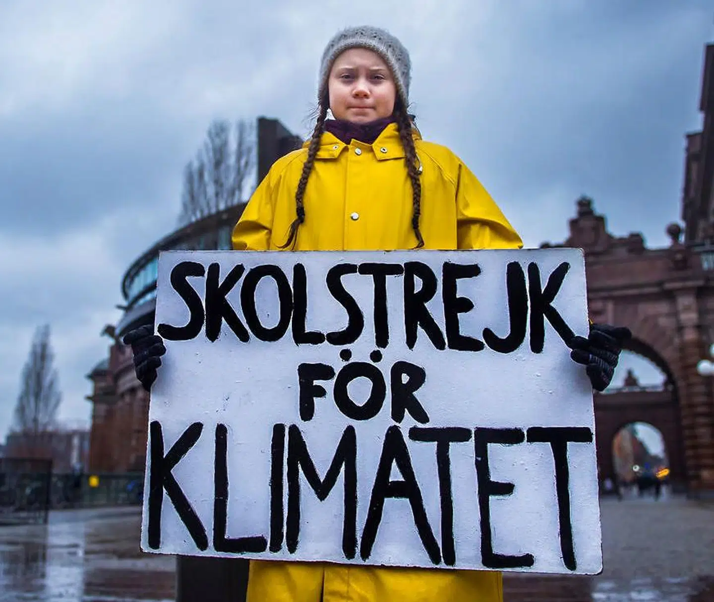 Greta Thunberg foran det svenske parlament med sit skilt den 30. november 2018.