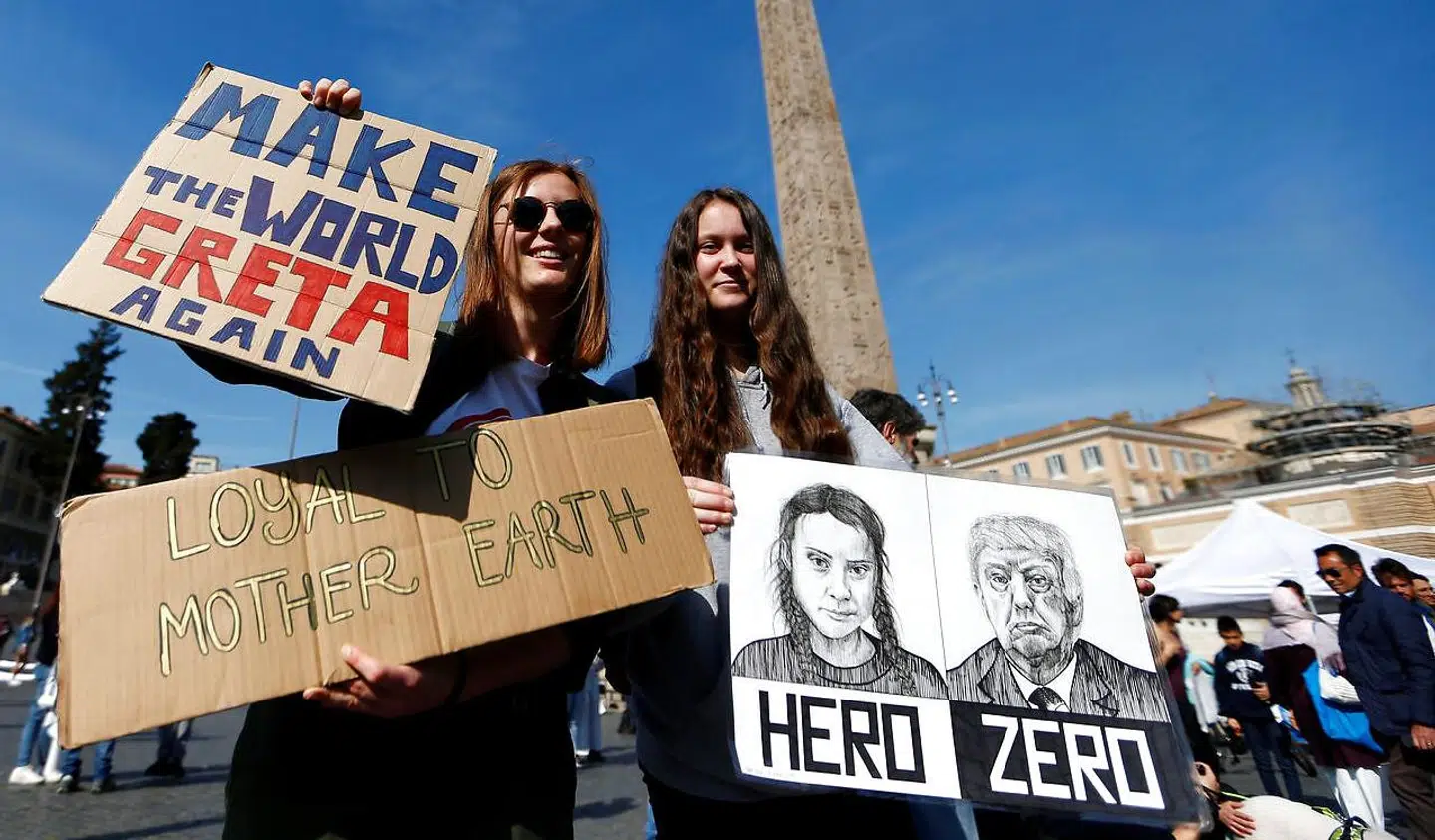 En gruppe unge klimaaktivister strejker i Rom den 19. april 2019.