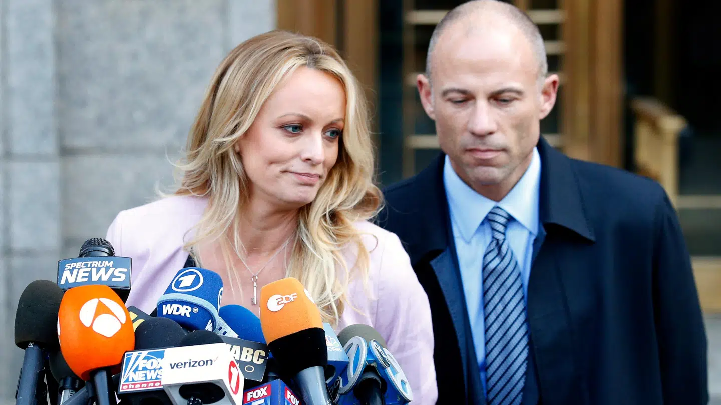 Stormy Daniels med sin tidligere Michael Avenatti, der nu er sigtet for at sjæle 300.000 dollars fra hende.