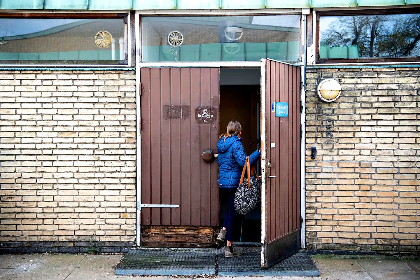 Indgangen til hal 2, hvor blandt andet Håndboldklubbens Frejas U10-piger spiller.
