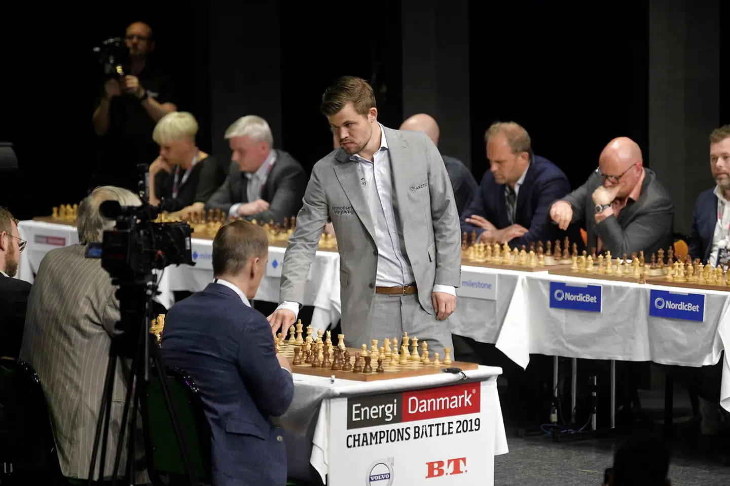 Magnus Carlsen under simultanskak.