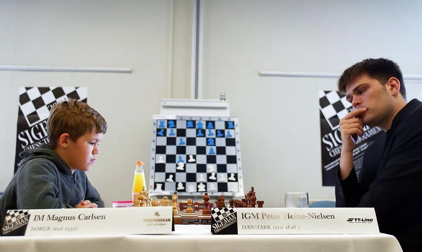 Magnus Carlsen som 13-årig i 2004 mod Peter Heine Nielsen.