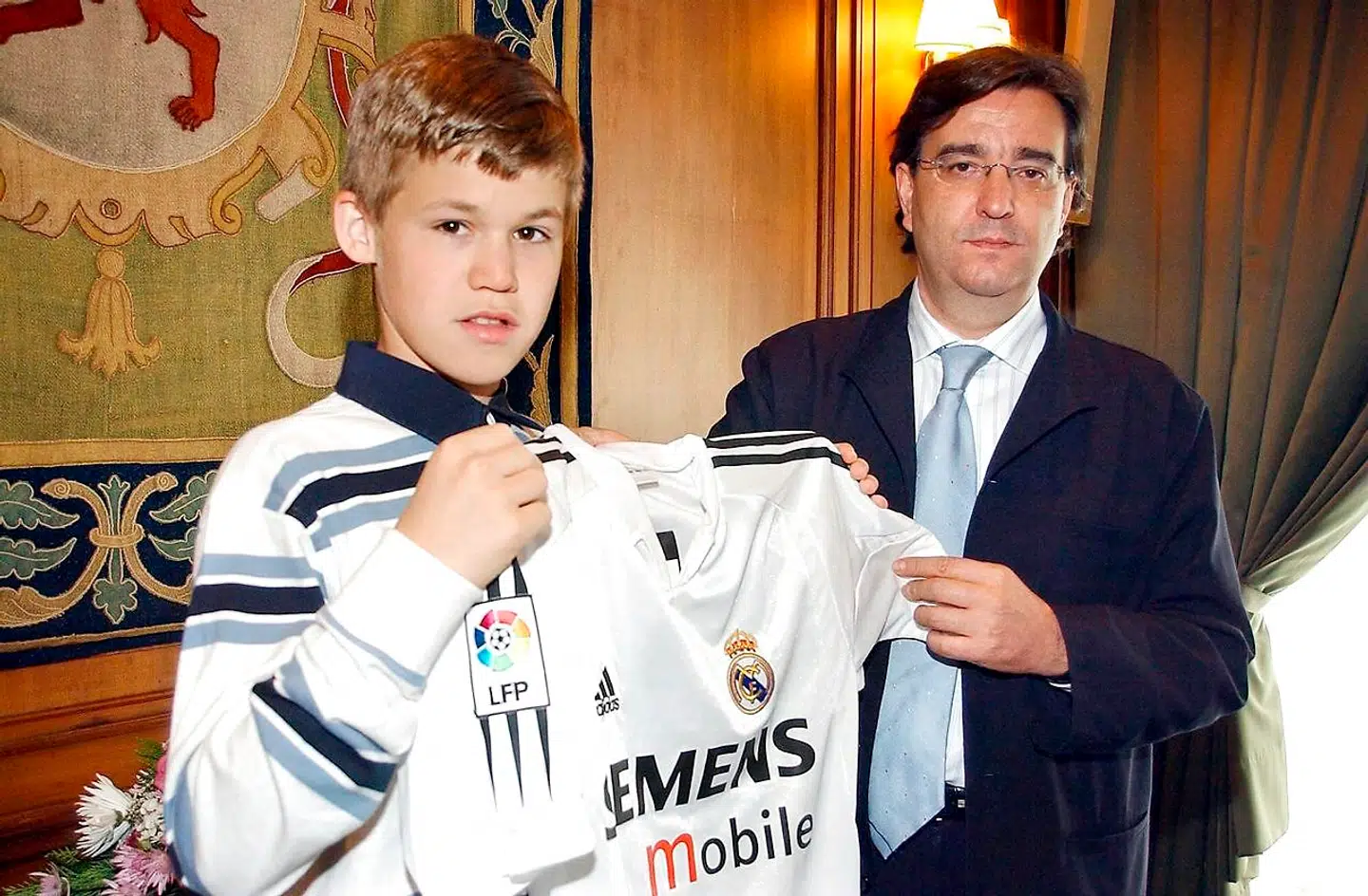 En 14-årig Magnus Carlsen modtager en Real Madrid-trøje.