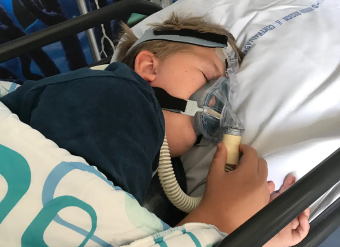 Silas sover med ilt, da han ellers vil vågne træt og udmattet op.