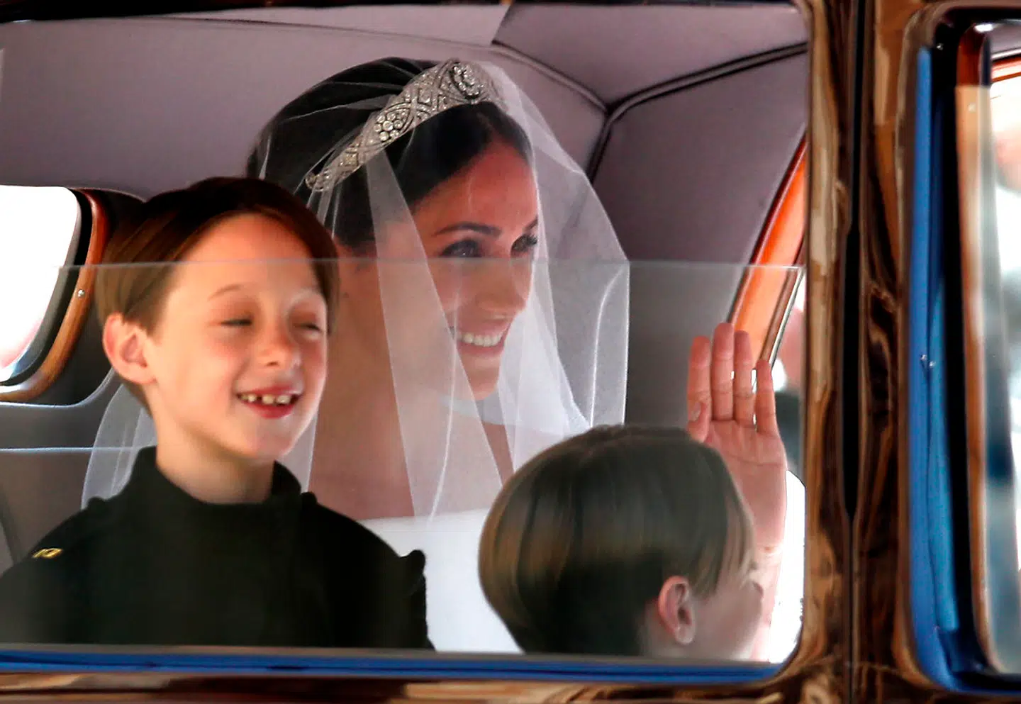 Her ses tvillingerne John og Brian Mulroney sammen med Meghan Markle på hendes bryllupsdag. Chris Radburn / POOL / AFP