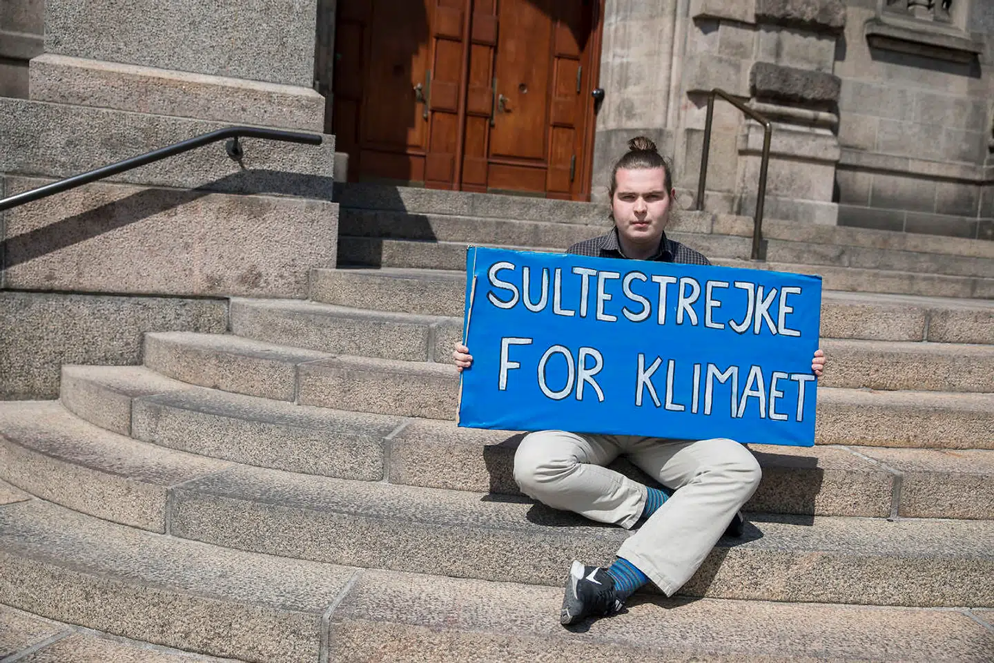Mikkel Brix Sultestrejker foran Christiansborg hele dagen mandag, og har planer om at gøre det jævnligt i løbet af valgkampen.