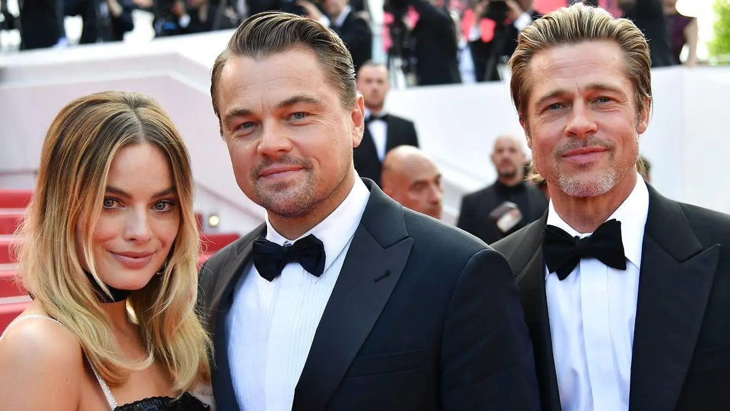 Den australske skuespillerinde Margot Robbie ses her med de to amerikanske stjerneskuespillere Leonardo DiCaprio og Brad Pitt. Den røde løber i Cannes. 21 maj 2019.