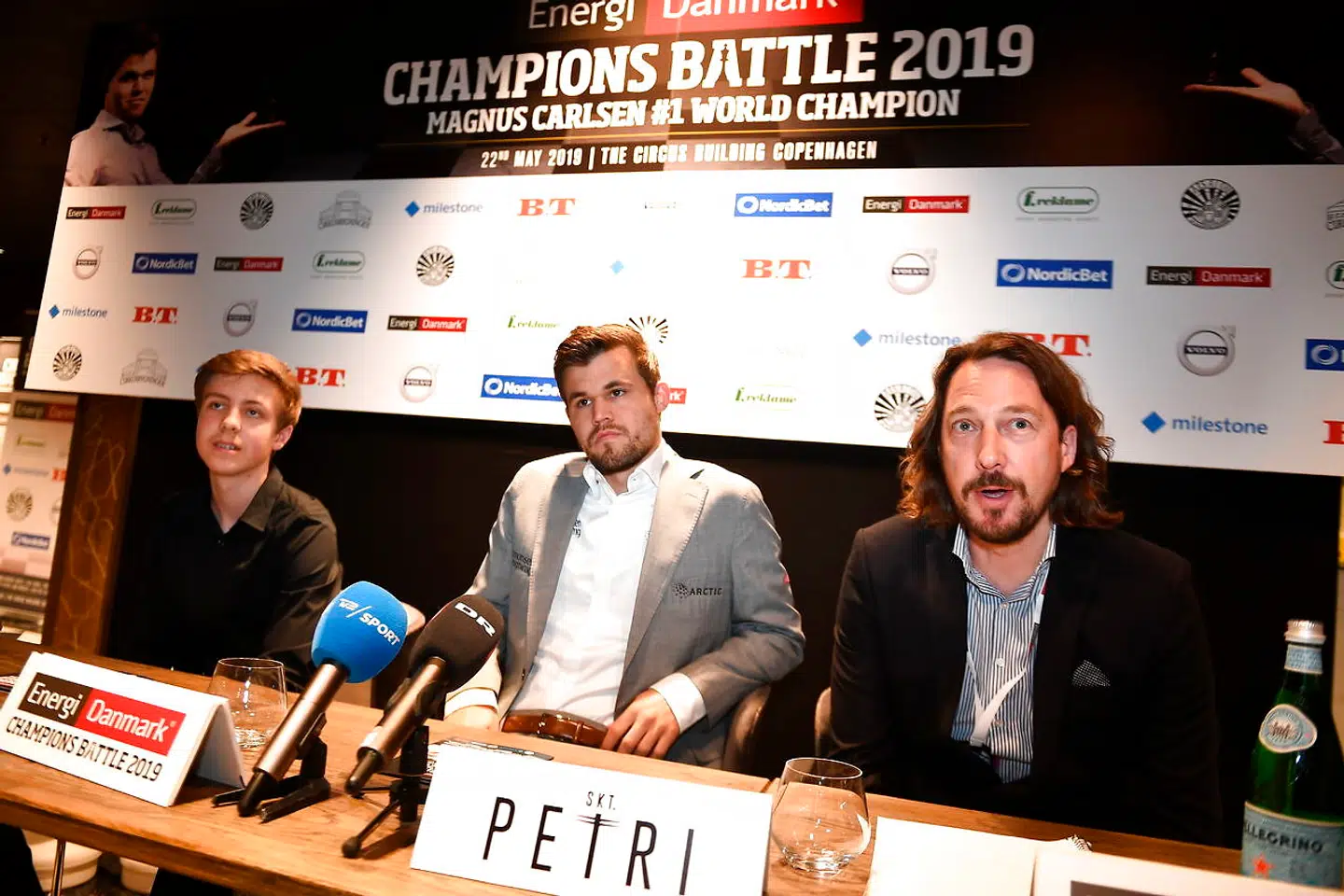 14-årige Jonas Buhl Bjerre (tv) skal møde Magnus Carlsen (midten) ved onsdagens store event i Cirkusbygnining. Magnus Carlsen blev som 13-årige stormester i skak - to måneder før Jonas Buhl Bjerre blev født.