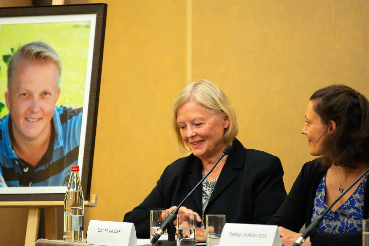 Jonathan Seex døde i et flystyrt i Ethiopien 10. marts i år. På billedet her ses hans mor og kone på et pressemøde tirsdag, i forbindelse med at konen har lagt sag an mod Boeing. Str/Ritzau Scanpix