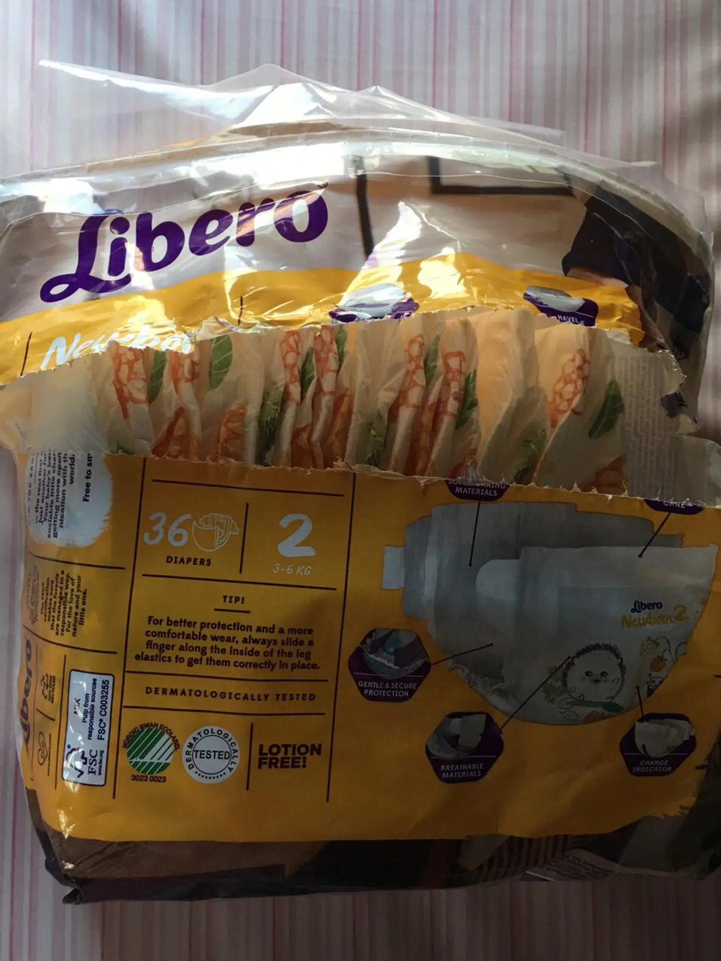 Shuyu Chen viser pakken, hun tog bleen med glasskåret fra.