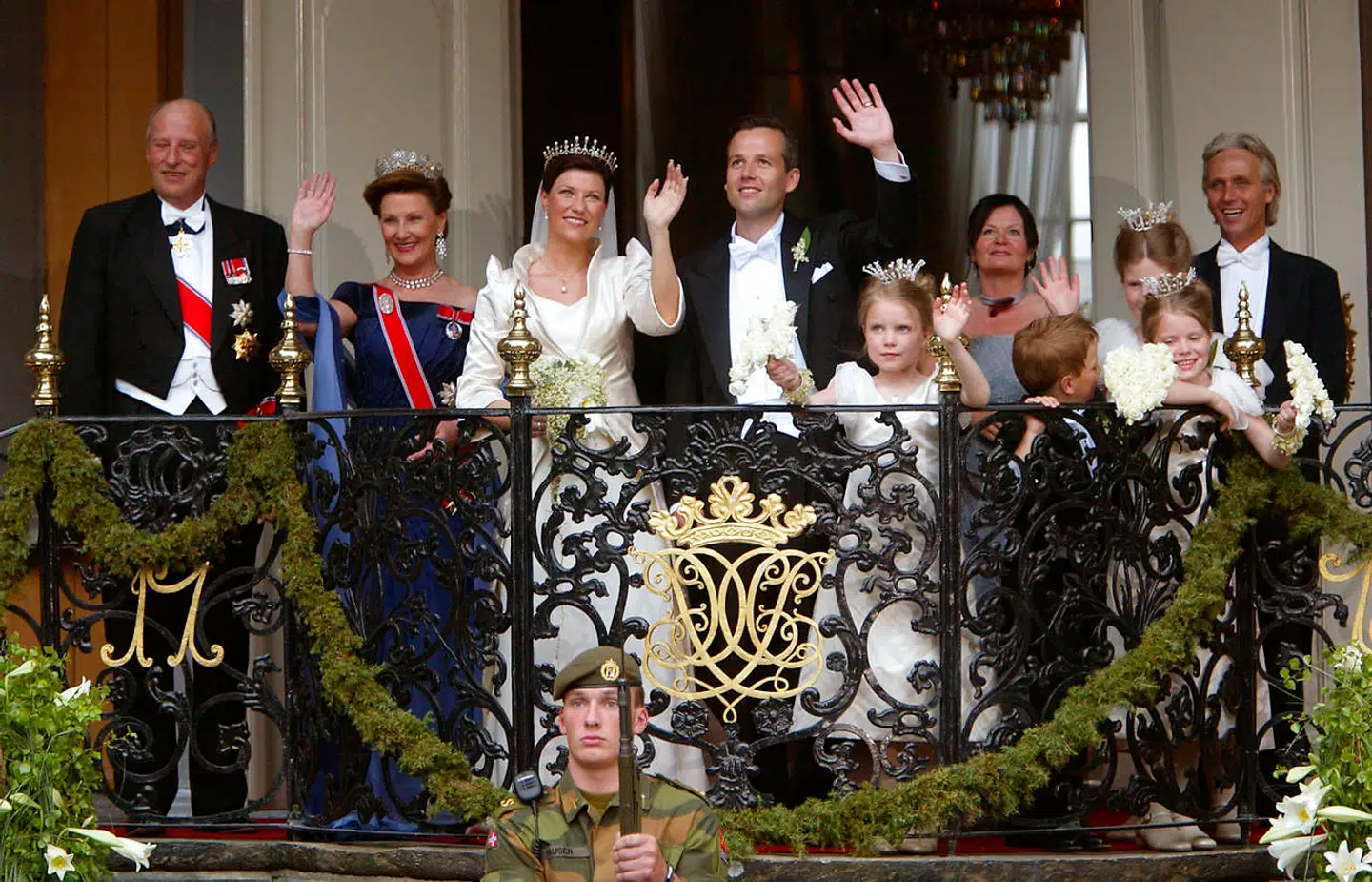 Märtha Louise og Ari Behn fotograferet med familien ved deres bryllup i 2002.