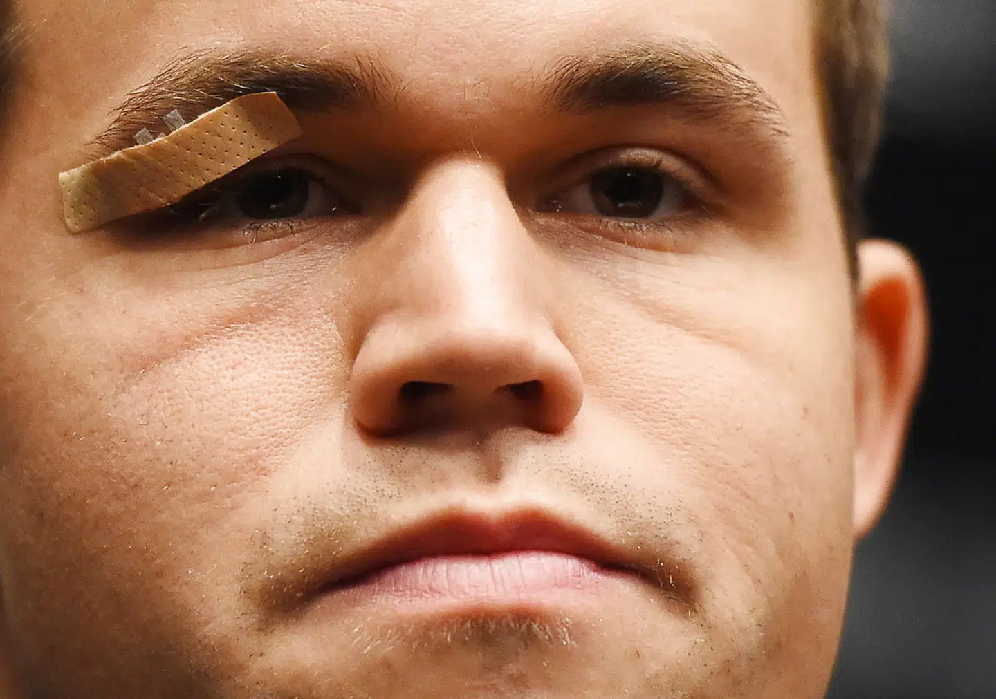 Magnus Carlsen er stor fodboldfan og spiller selv. Under to partier af VM-finalen skadede han sit ene øjenbryn i en fodboldkamp, hvor han stødte sammen med en journalist.