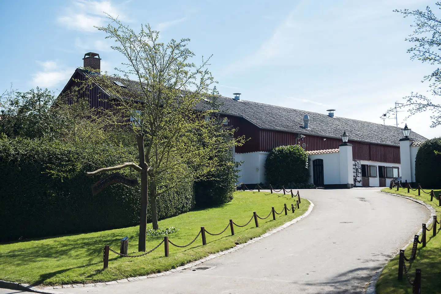 Christian Kjær bor sammen med sin kone, Susan Astani, på Sandbjerggaard i Hørsholm, som nu er sat til salg.